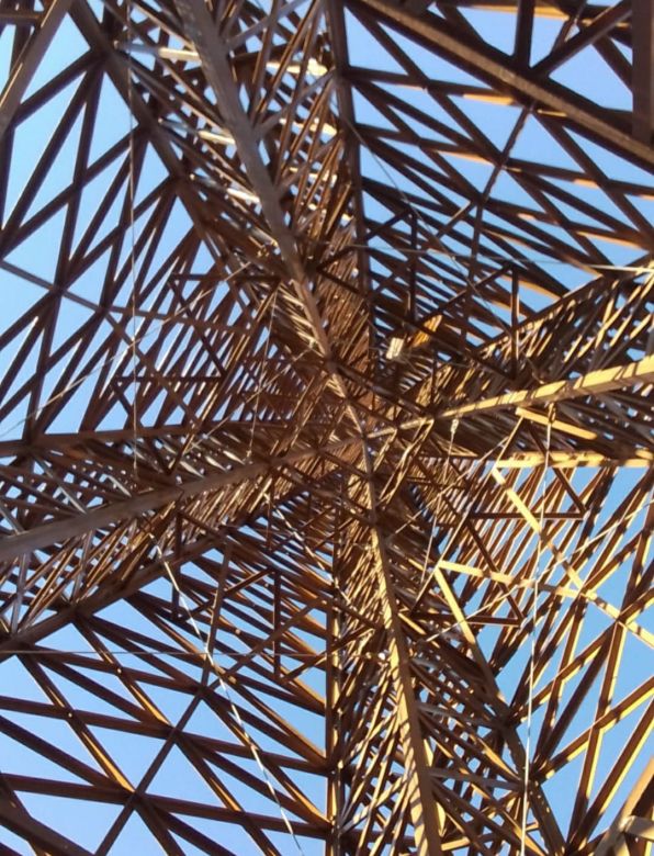 La Torre Eiffel, en el patio de su casa