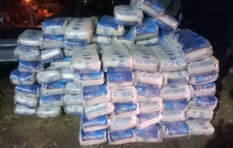 Vuelco y saqueo en Córdoba: vecinos se llevaron bolsas de azúcar de un camión