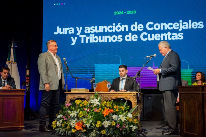 Asumieron los concejales y tribunos electos