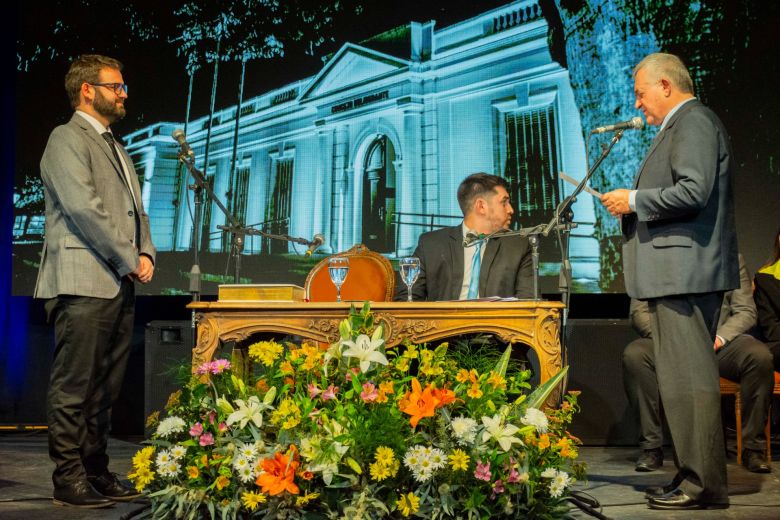 Asumieron los concejales y tribunos electos