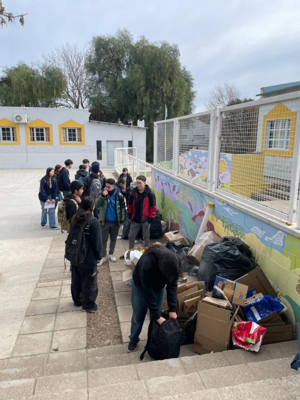 Estudiantes secundarios premiados por la Municipalidad de Merlo por juntar residuos para reciclar