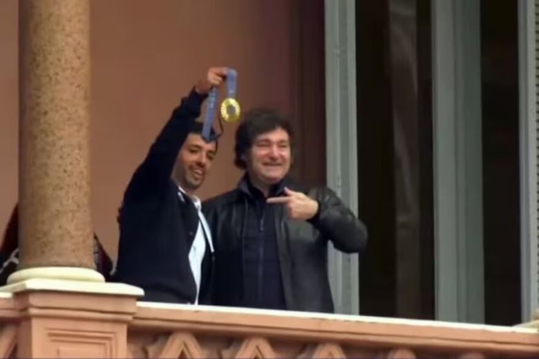 José “Maligno” Torres, con Javier Milei, en el balcón de la Casa Rosada