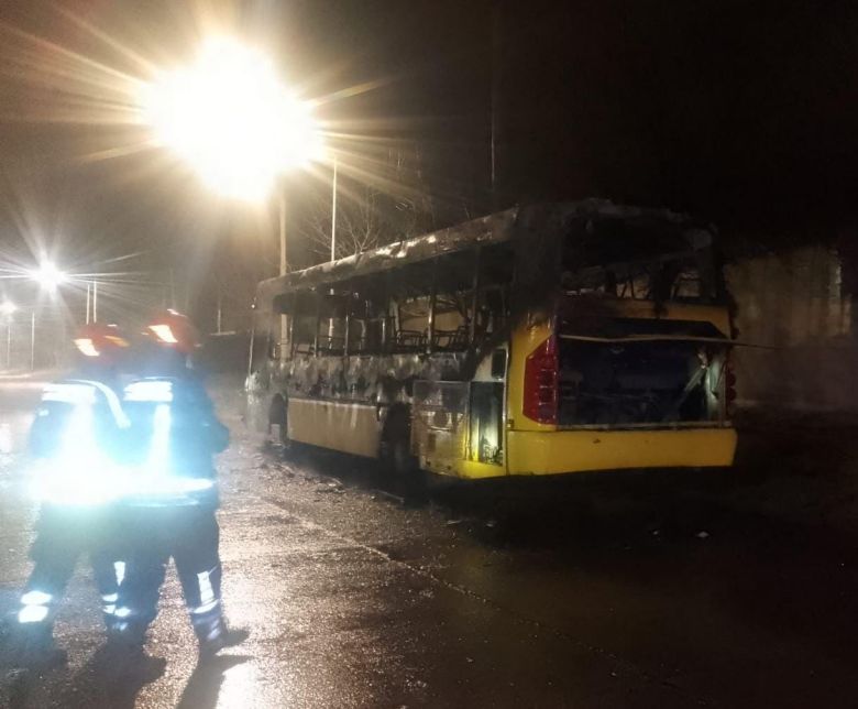 Bomberos sofocaron el incendio de un colectivo 