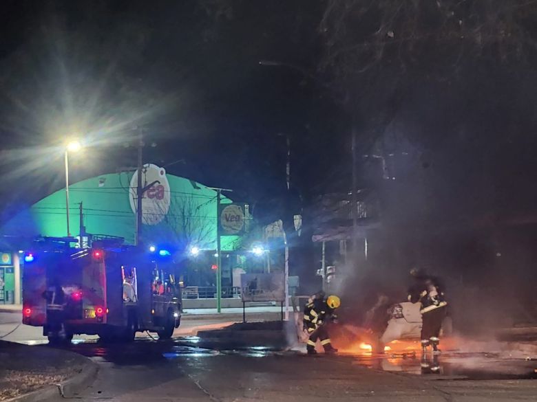 Un remisero sufrió el incendio de su auto mientras circulaba en el sur de la ciudad