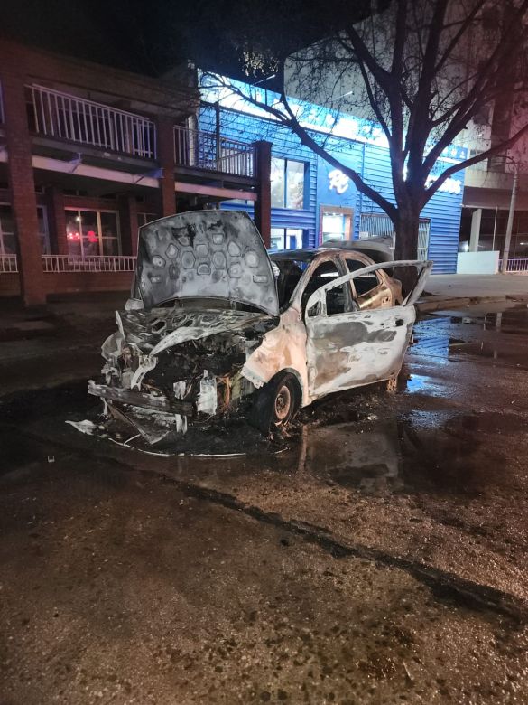 Un remisero sufrió el incendio de su auto mientras circulaba en el sur de la ciudad