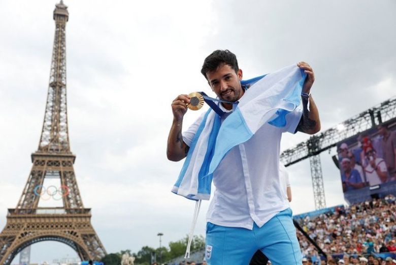 Maligno Torres abanderado en la ceremonia de cierre