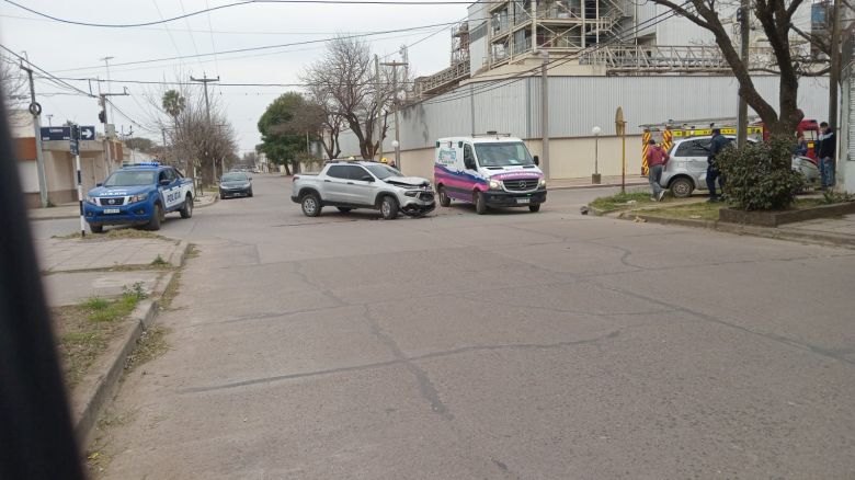 Colisionaron una camioneta y un vehículo en General Deheza. Ambos conductores fueron trasladados