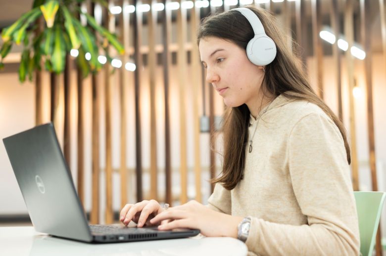 Telecom ofrecerá cursos gratuitos de programación y tecnología a chicas de entre 13 y 17 años