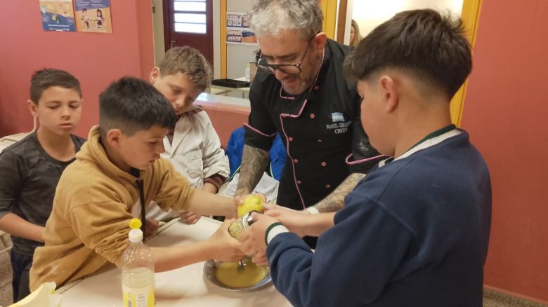 En el Día Mundial de la Solidaridad, la escuela Teresa de Calcuta entregó 150 desayunos a merenderos de la ciudad