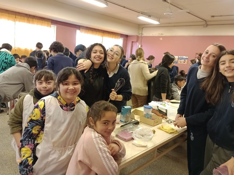 En el Día Mundial de la Solidaridad, la escuela Teresa de Calcuta entregó 150 desayunos a merenderos de la ciudad