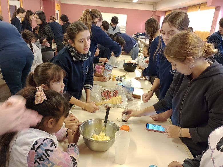 En el Día Mundial de la Solidaridad, la escuela Teresa de Calcuta entregó 150 desayunos a merenderos de la ciudad