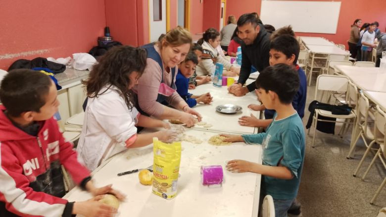 En el Día Mundial de la Solidaridad, la escuela Teresa de Calcuta entregó 150 desayunos a merenderos de la ciudad