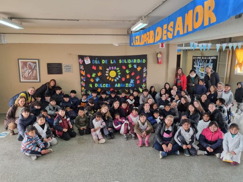 En el Día Mundial de la Solidaridad, la escuela Teresa de Calcuta entregó 150 desayunos a merenderos de la ciudad