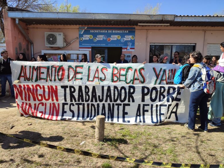 Estudiantes se movilizaron y reclamaron por más becas en la Universidad