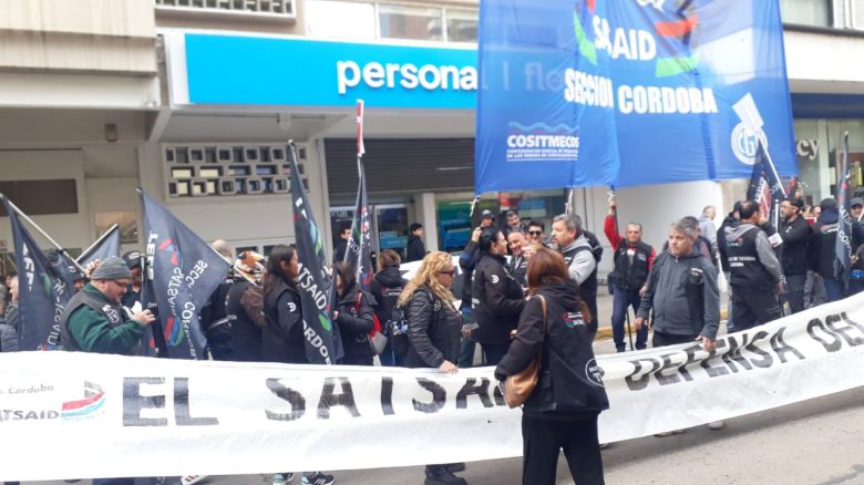 Protesta de los trabajadores del Sindicato de Televisión frente a las oficinas de Personal Flow 