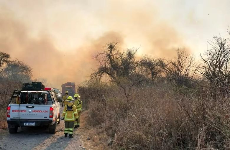 El fuego entre La Calera y Malagueño se extiende y suman más bomberos para contenerlo