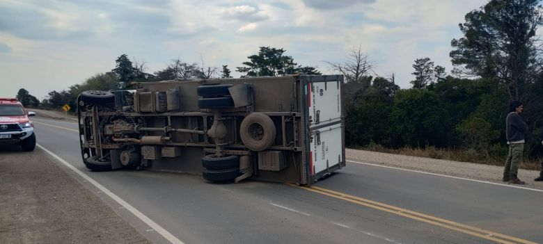 Espectacular vuelco de un camión en la ruta 23 y el conductor trasladado al hospital de Berrotarán