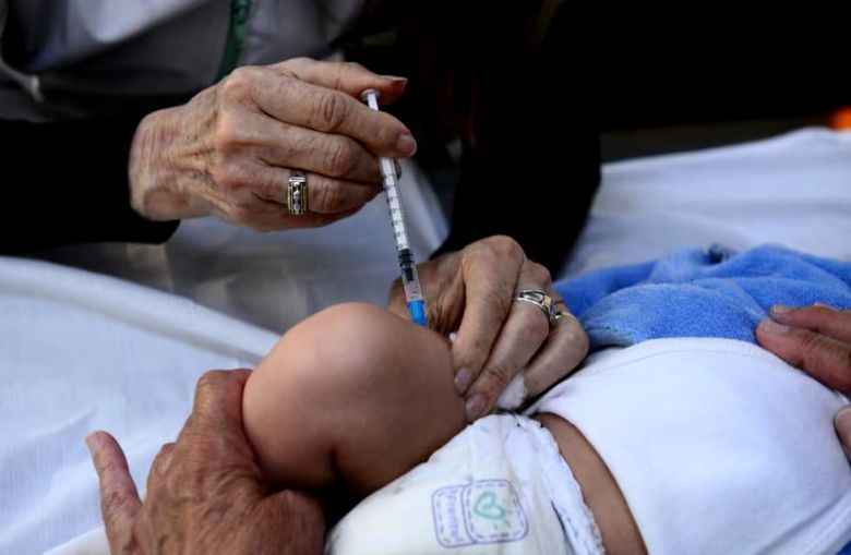 Cayeron todas las coberturas de vacunas, preocupa especialmente en recién nacidos y niños menores de 5 años