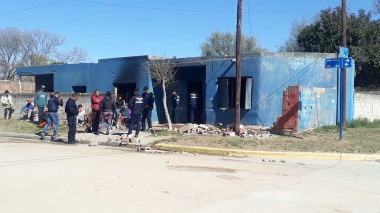 Una familia se resistió a desalojar una vivienda en el barrio Alberdi