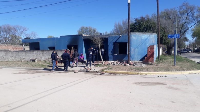 Una familia se resistió a desalojar una vivienda en el barrio Alberdi