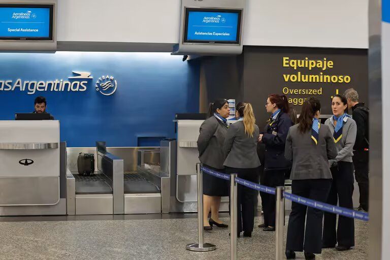 Los gremios aeronáuticos amenazaron con endurecer las medidas de fuerza en los principales aeropuertos del país