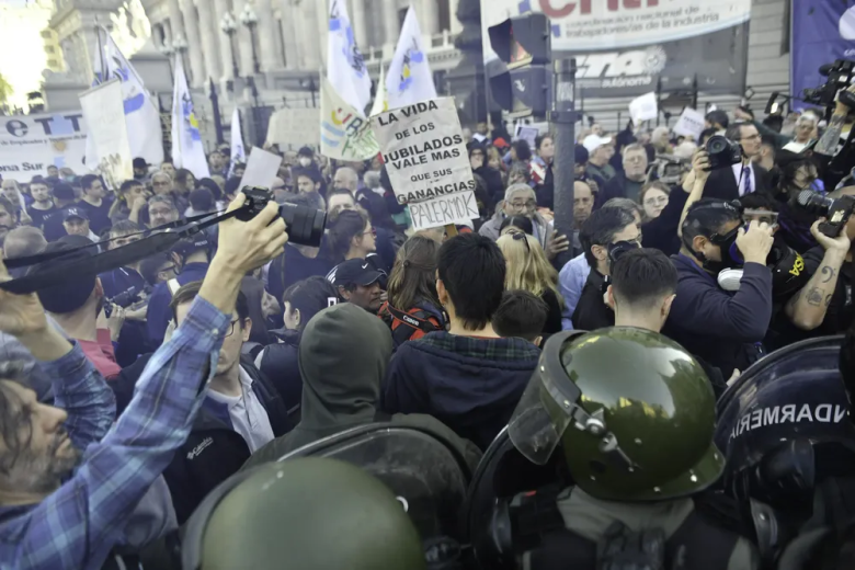 Volvieron a reprimir a los jubilados que se movilizaban frente al Congreso