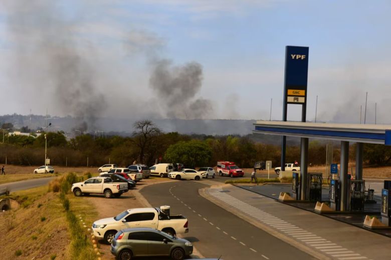 Fuego descontrolado en La Calera: los vecinos se mantienen en alerta