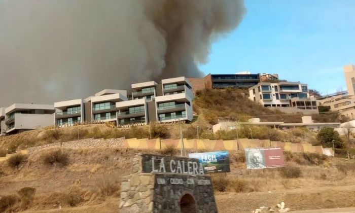 Fuego descontrolado en La Calera: los vecinos se mantienen en alerta