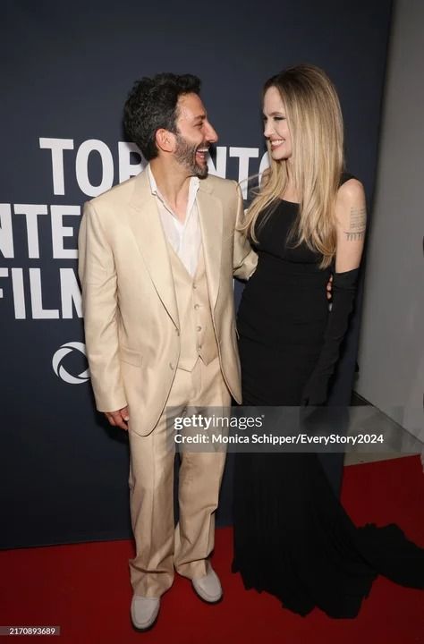 Angelina Jolie y Juan Minujín en el estreno de "Sin sangre"