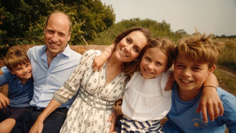 Kate Middleton anuncia que ha finalizado la quimioterapia con un vídeo de su verano en familia