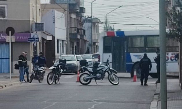 Dos motociclistas heridos en un choque en el microcentro