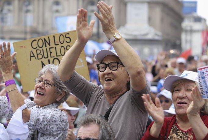 Sentada en la plaza contra el veto de la ley jubilatoria