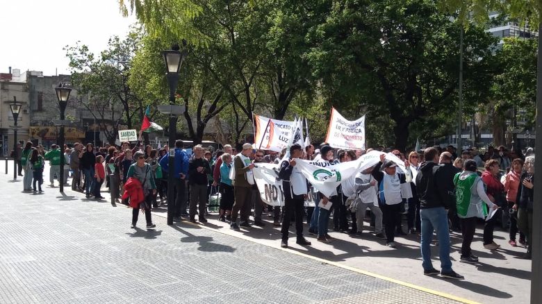 Cientos de jubilados marcharon en contra del veto por la ley de reforma jubilatoria 