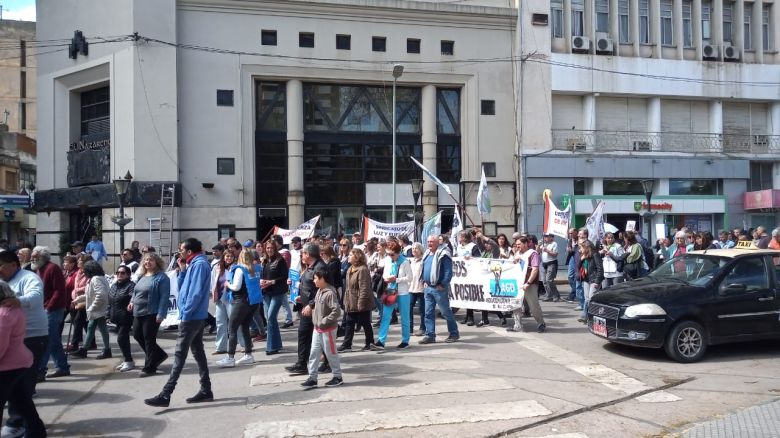 Cientos de jubilados marcharon en contra del veto por la ley de reforma jubilatoria 