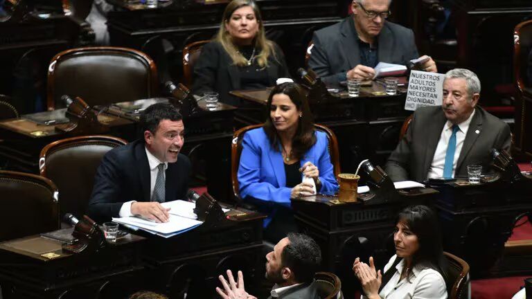 Cruje la UCR tras el quiebre para votar el veto a las jubilaciones: pedidos de expulsión y una contención sin certezas