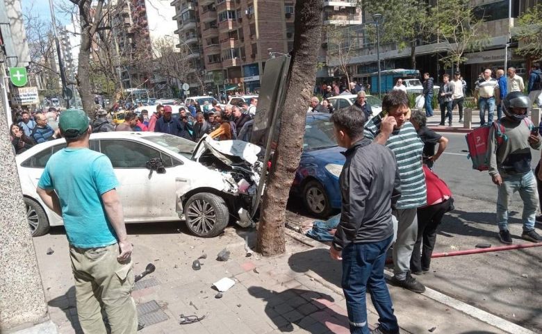 Un automovilista embistió a peatones en pleno centro y dejó 15 heridos: hay un niño y una mujer en grave estado