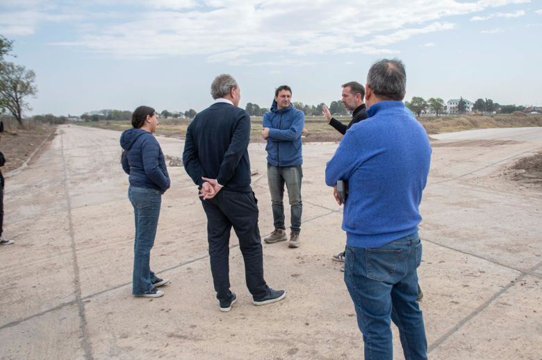 Avanzan la obra de cordón cuneta para ordenar el flujo vehicular en el sector del Colegio Santa Eufrasia