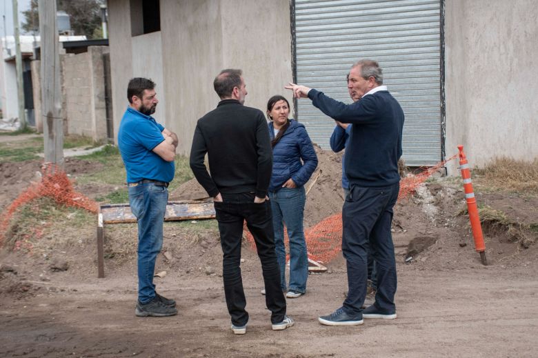 Avanzan la obra de cordón cuneta para ordenar el flujo vehicular en el sector del Colegio Santa Eufrasia