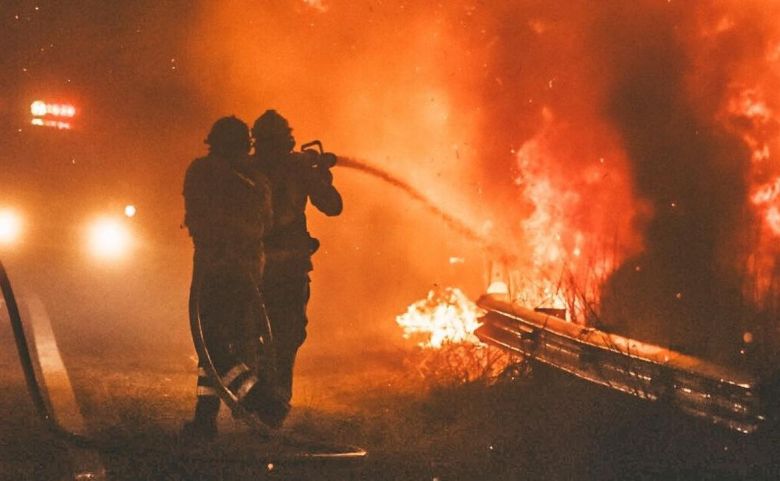 El fuego llegó a San Esteban:  trabajan más de 200 bomberos  