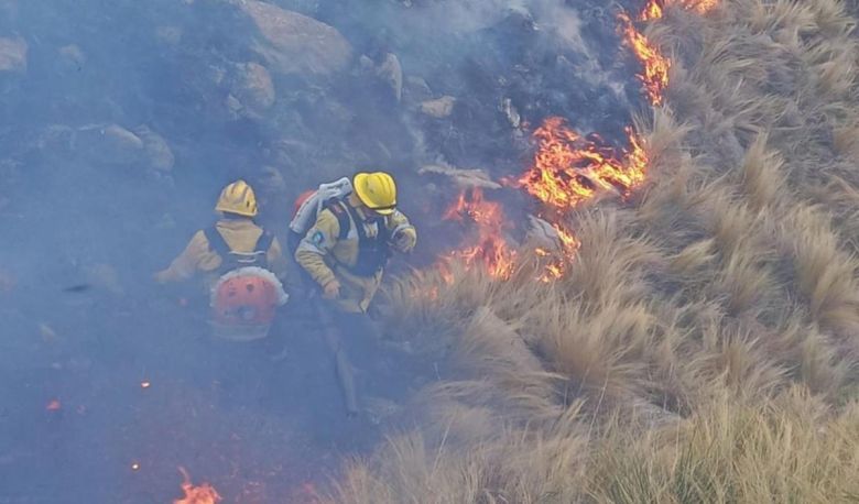 El fuego llegó a San Esteban:  trabajan más de 200 bomberos  