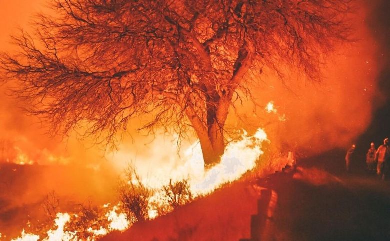 El fuego llegó a San Esteban:  trabajan más de 200 bomberos  