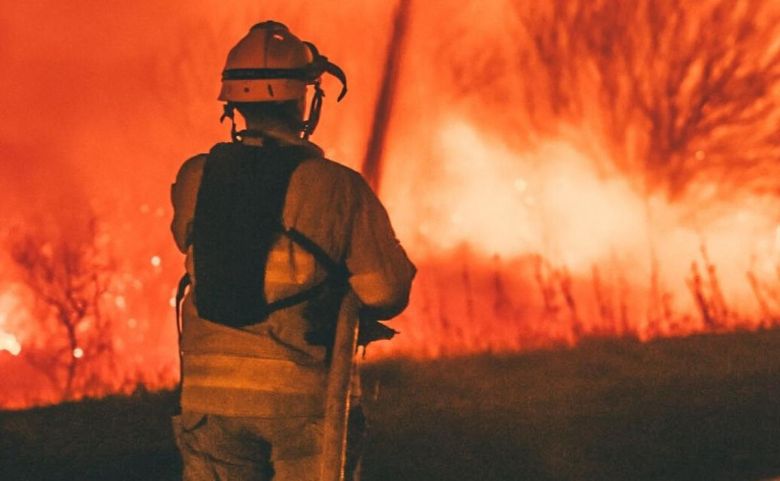 El fuego llegó a San Esteban:  trabajan más de 200 bomberos  