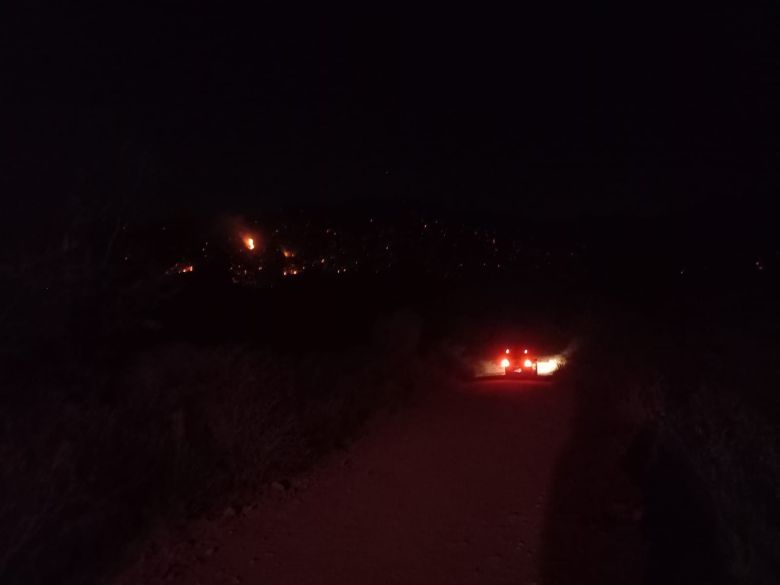 Bomberos de Río Cuarto luchan contra el fuego cerca de San Marcos Sierra