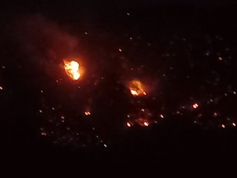 Bomberos de Río Cuarto luchan contra el fuego cerca de San Marcos Sierra