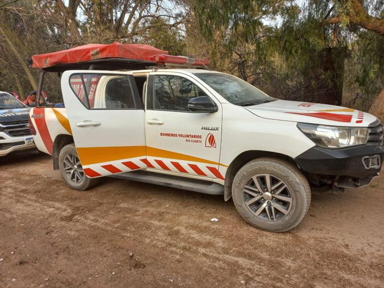 Bomberos de Río Cuarto luchan contra el fuego cerca de San Marcos Sierra