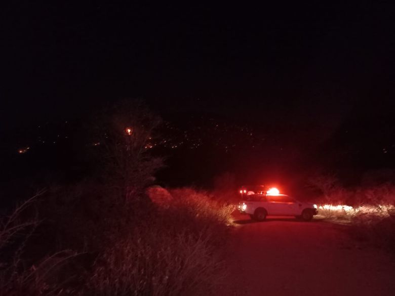 Bomberos de Río Cuarto luchan contra el fuego cerca de San Marcos Sierra