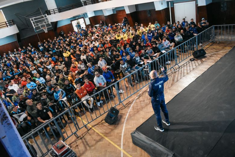 Con más de 500 participantes se realiza la capacitación para entrenadores de fútbol en el Centro 11