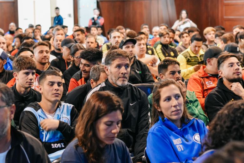 Con más de 500 participantes se realiza la capacitación para entrenadores de fútbol en el Centro 11