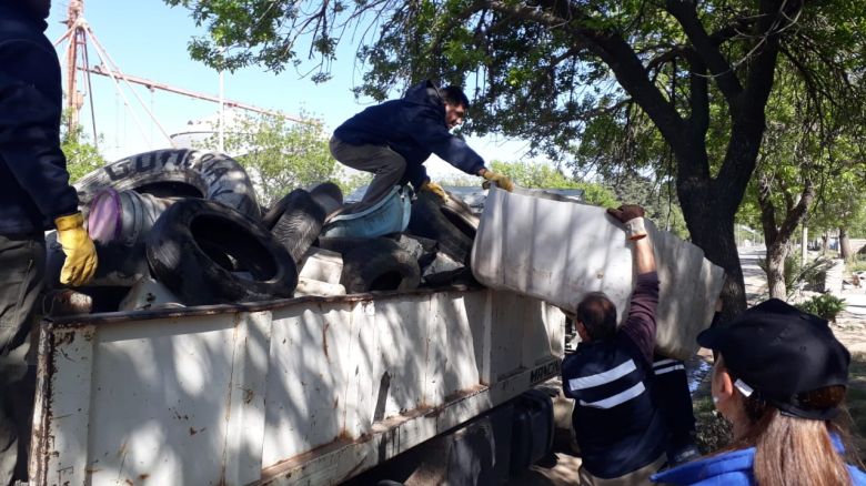 Comenzó la tarea de descacharrado en uno de los puntos más críticos por el dengue en la ciudad