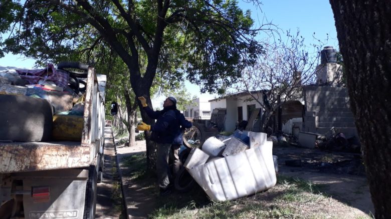 Comenzó la tarea de descacharrado en uno de los puntos más críticos por el dengue en la ciudad